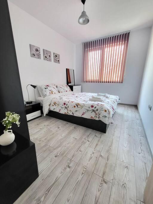 Modern & Bright 1Bd Apartment Near Main Square พลอฟดิฟ ภายนอก รูปภาพ