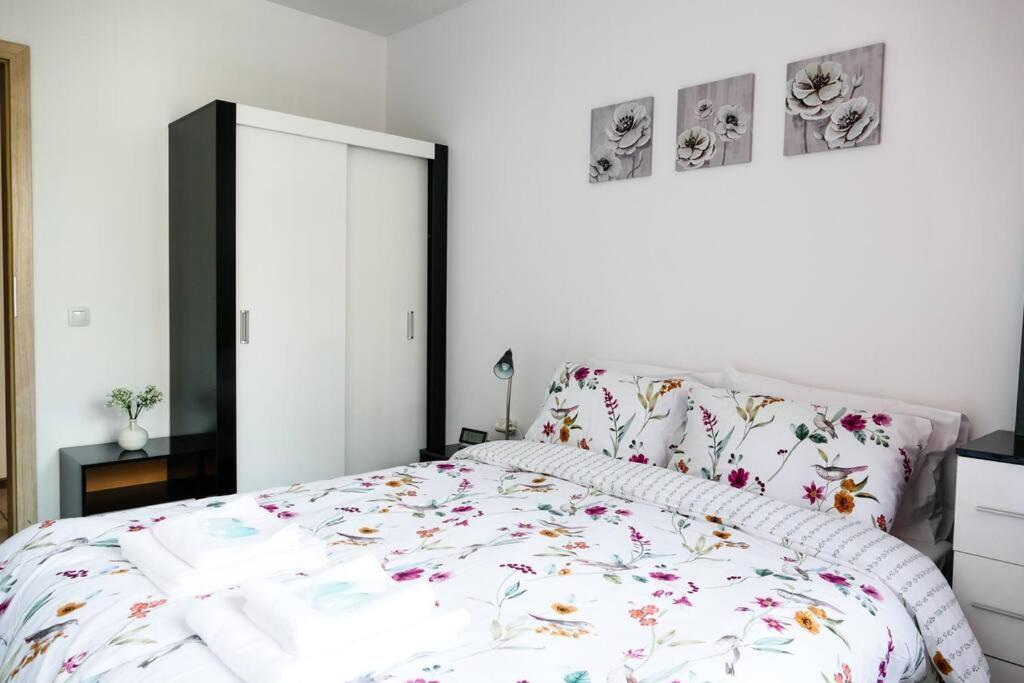 Modern & Bright 1Bd Apartment Near Main Square พลอฟดิฟ ภายนอก รูปภาพ